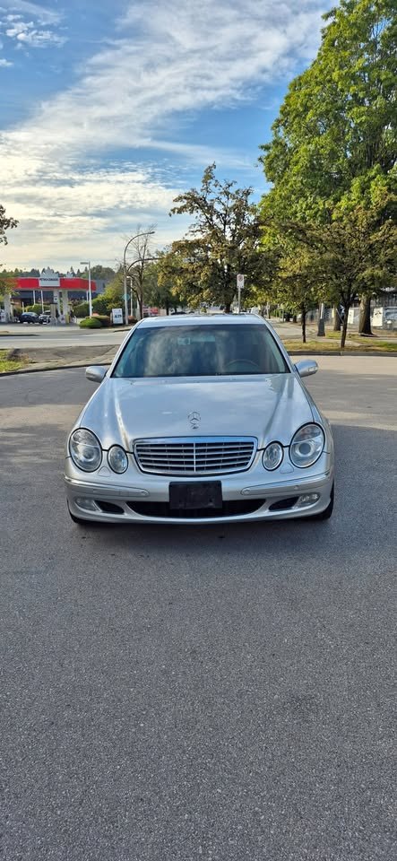 Front view of the E320 CDI with the three-pointed star in the grille