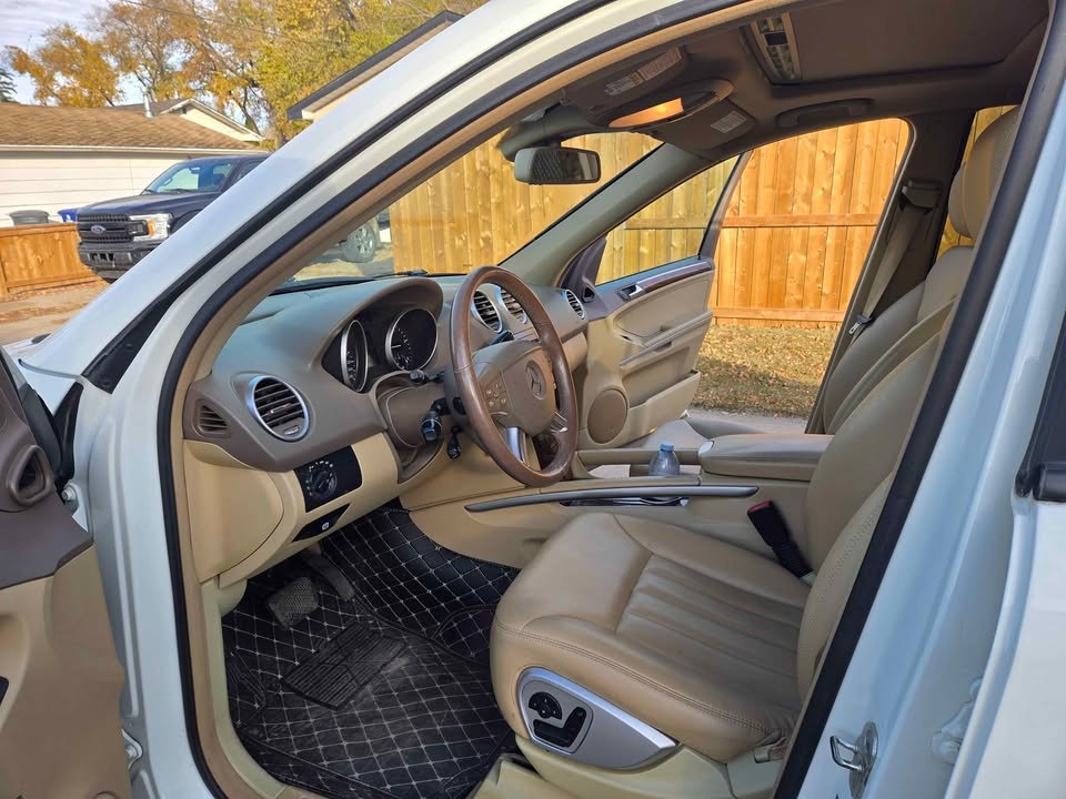 Front seats and dashboard of the ML 320 CDI in tan leather with wood trim