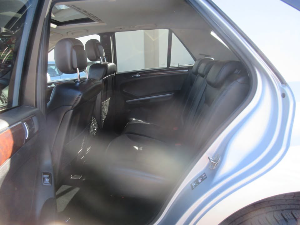 Rear seats of the ML 320 CDI in black leather