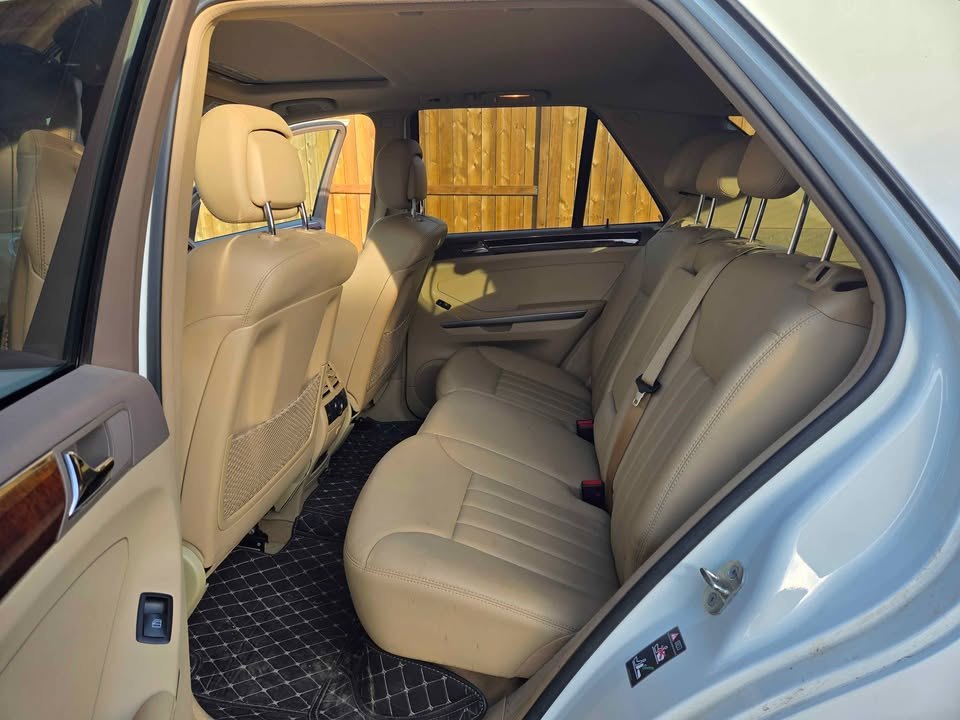 Rear bench of the ML 320 CDI in tan leather
