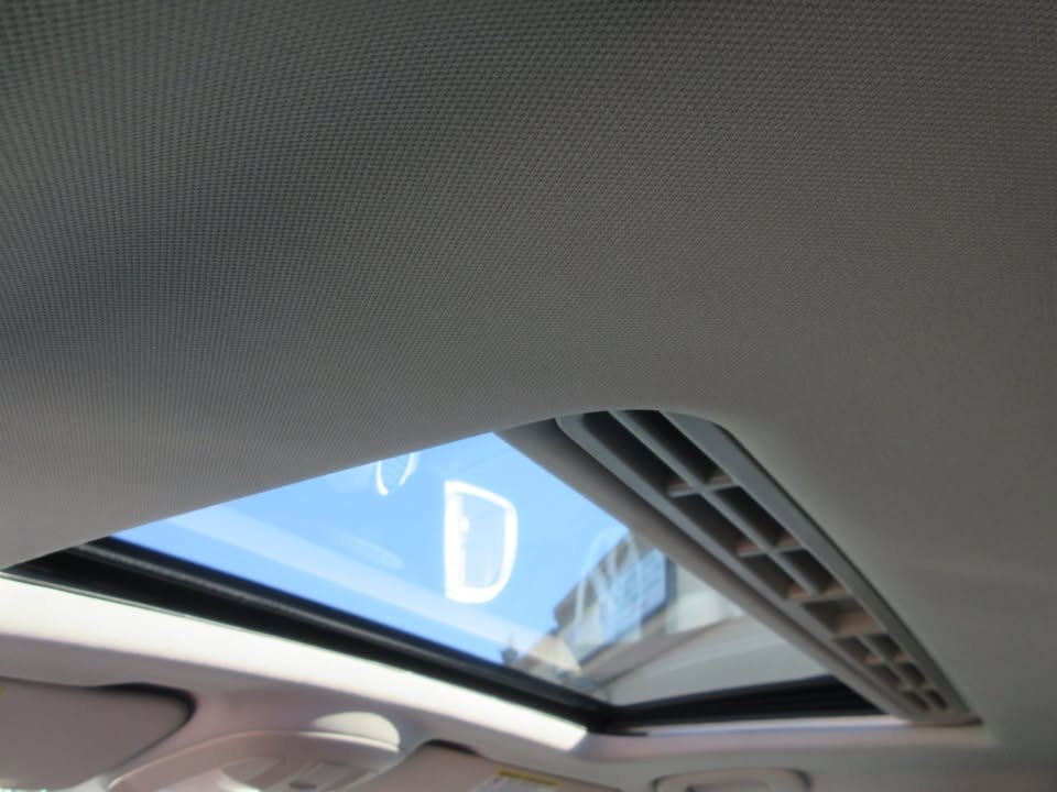 Open sunroof of the ML 320 CDI seen from inside