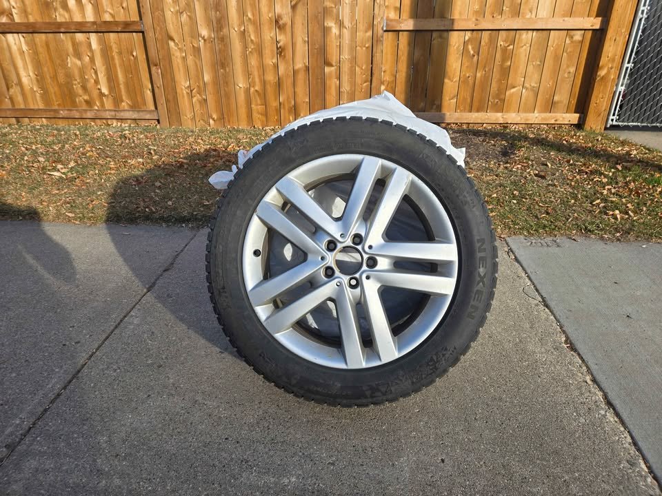 One of the second set of alloy wheels with a winter tire that comes with the ML