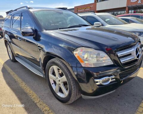 Black 2009 Mercedes-Benz GL 320 BlueTEC, front three-quarter view in a Calgary parking lot