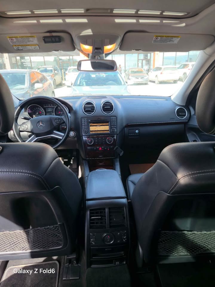 Front seats and dashboard of the GL 320 BlueTEC in black leather