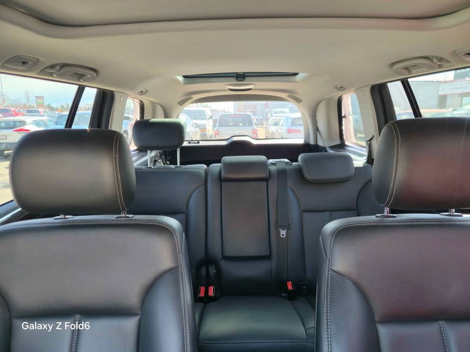 Second-row seats of the GL 320 BlueTEC in black leather
