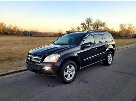 Front three-quarter view of the black GL 320 CDI on factory alloy wheels