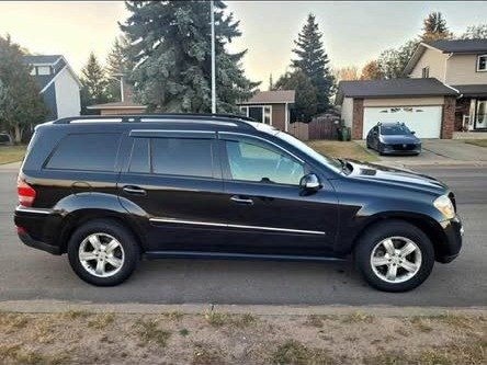 Side profile of the GL 320 CDI parked at the curb