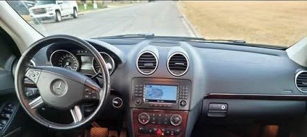 Dashboard and steering wheel of the GL 320 CDI with the navigation screen