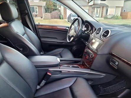 Front seats of the GL 320 CDI in black leather with wood trim