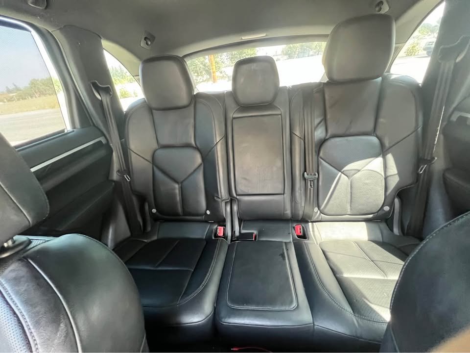 Rear seats of the Cayenne Diesel in black leather