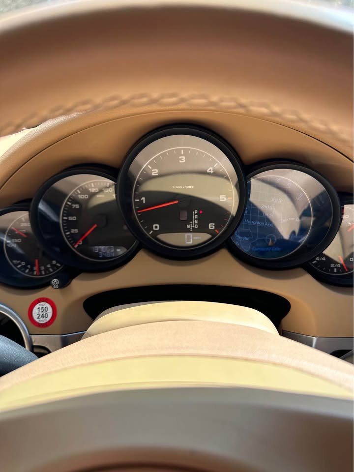 Instrument cluster of the Cayenne Diesel with the central tachometer