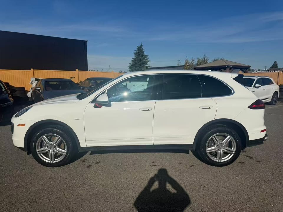 Side profile of the white Cayenne Diesel on silver five-spoke alloy wheels