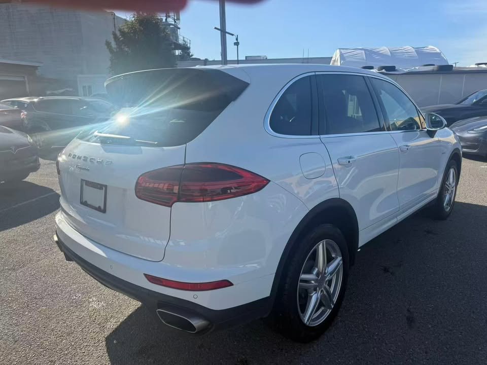 Rear three-quarter view of the white Cayenne with dual exhaust tips