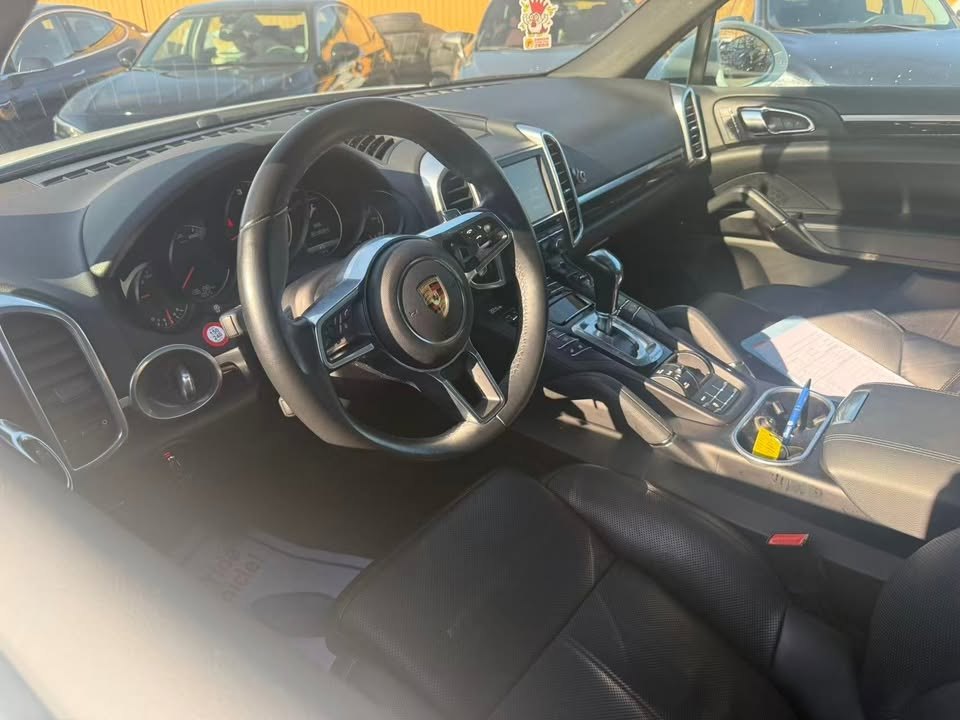 Driver's seat and dashboard of the Cayenne Diesel, black leather with the PCM screen