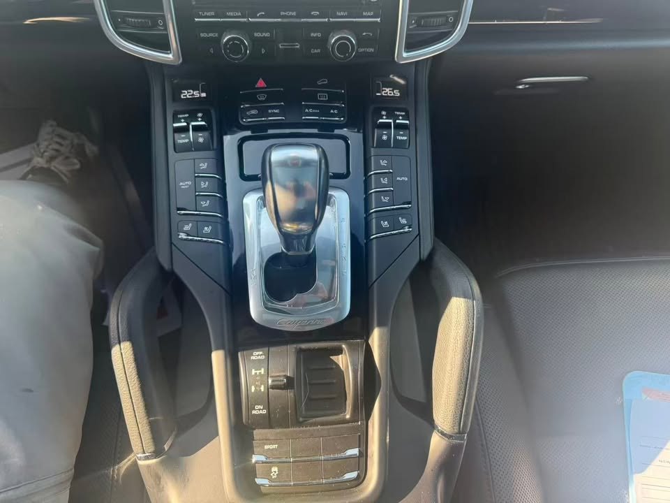 Centre console with the Tiptronic shifter and the row of chassis buttons